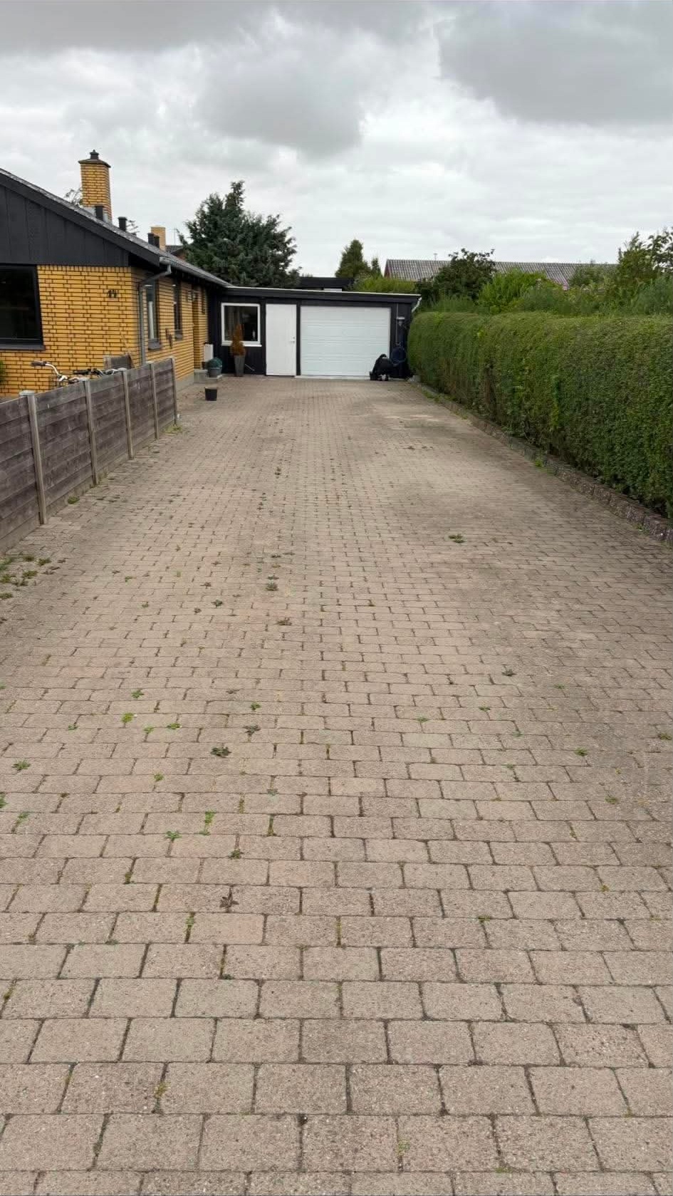 Samme indkørsel før fliserens